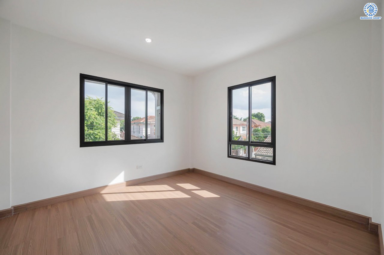 บ้านมือสองตกแต่งใหม่ โครงการ ชัยพฤกษ์ ติวานนท์-ราชพฤกษ์1หลังมุม เนื้อที่ 53.5 ตร.ว. ฟังก์ชัน 3 ห้องนอน 2 ห้องน้ำ จอดรถได้ 2 คัน สภาพแวดล้อมดี บนทำเลศักยภาพ หน้าโครงการติดถนนใหญ่ เชื่อมต่อถนนราชพฤกษ์ ใกล้จุดขึ้นทางด่วน "ศรีสมาน" ใกล้ห้าง "เซ็นทรัลเวสเกต" และ "โรบินสันศรีสมาน"